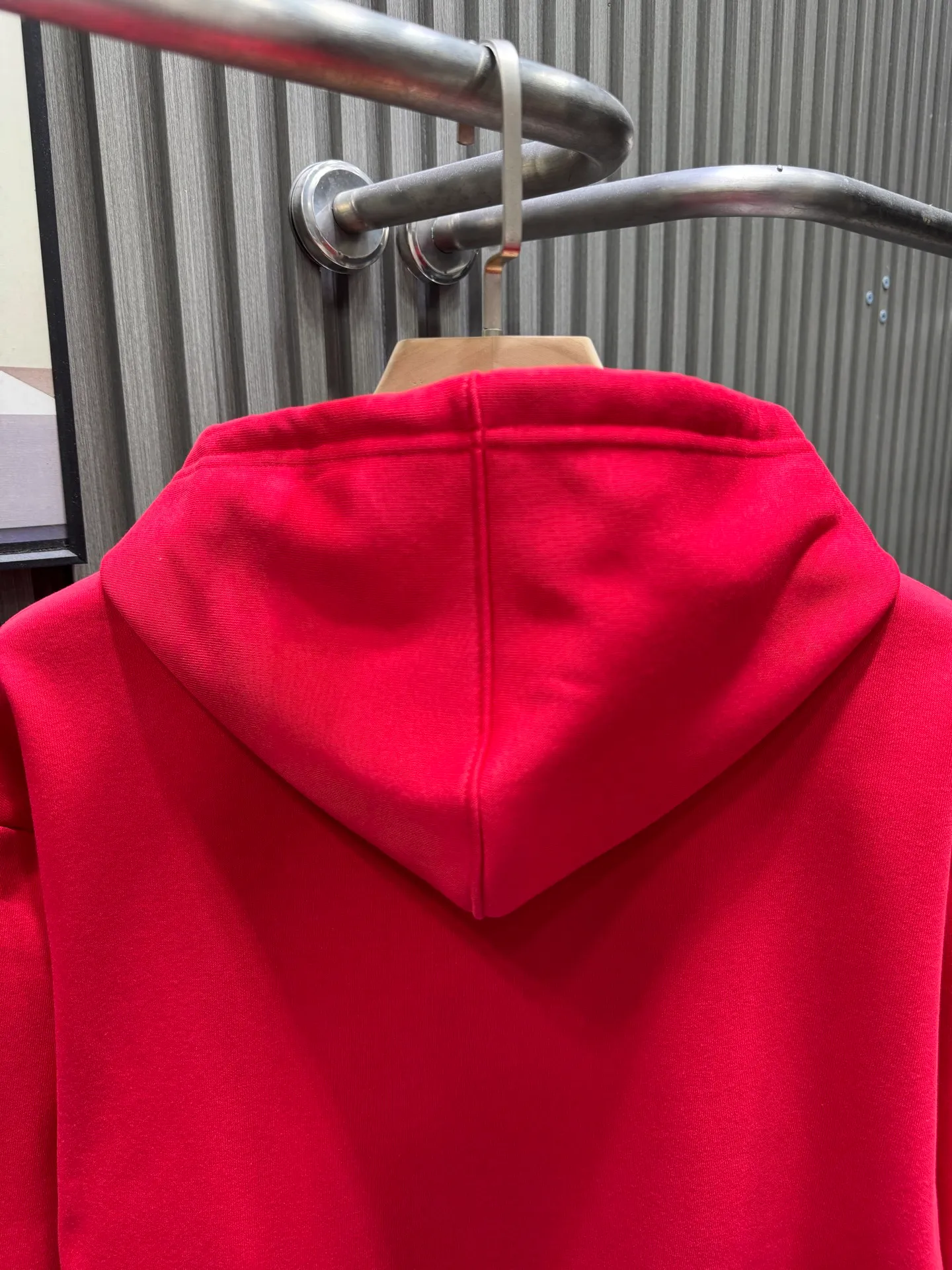 🅿️280 Louis Vuitton 26* New Year’s model War Horse Under the Tree hooded sweatshirt 400g pure cotton➕Silver fox velvet Fashionable casual pullover sweatshirt with hoodie for men and women The trading company has few channels and is the leading official website for sale. It has always been a magical existence with a high degree of recognition. It always creates fashionable items in a minimalist style. It has no restrictions on age and gender and is easy for anyone to control. Basic casual round-neck tailoring It has a significant effect of slimming down and hiding body fat. It can control your daily casual wear. There is no gender limit. The same style is recommended for men and women. This sweatshirt is made of imported air-layer knitted cotton. The fabric feels light, delicate, soft and waxy at the same time. It has a superior stiffness. The terry texture closely arranged like fish scales on the inside is close to the skin, warm and breathable without any pricking feeling. The cuffs and hem are dyed in the same vat knitted rib stitching. It makes the wearer more handsome and stylish. The front of the body is decorated with patterns, carefully printed using top-notch technology, and matched with brand embellishments, showing both luxury class and fashion sense.